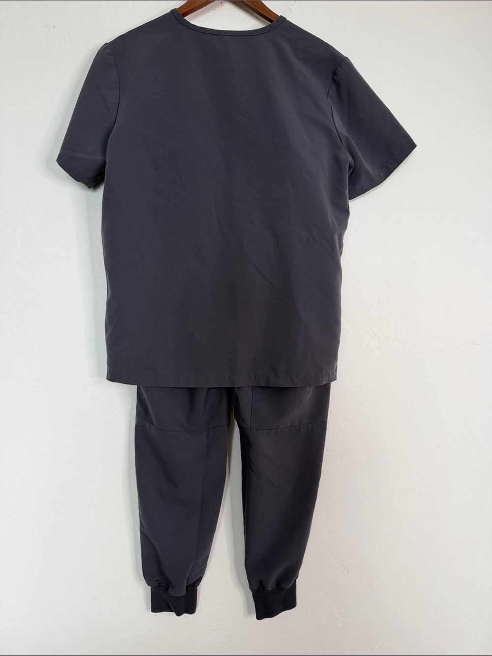 FIGS Leon Scrub Top Tansen Jogger Set Charcoal Gray Men’s Small - Picture 5 of 8